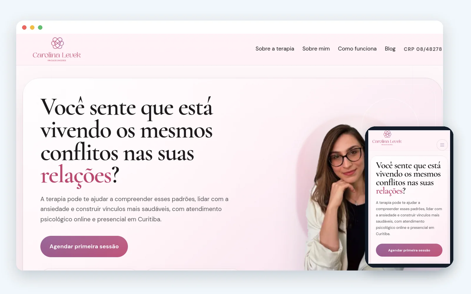 Mockup com capturas reais desktop e mobile do site da psicóloga Carolina Cunha Levek